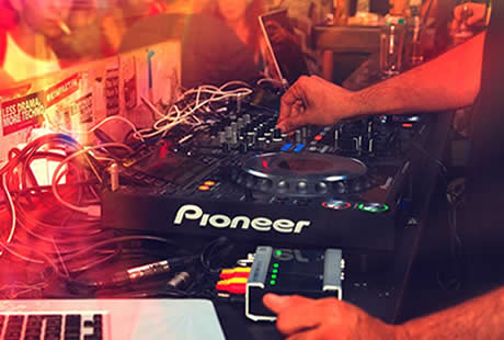 Party DJ mach Stimmung auf den Afterwiesn Partys - Nighlife Guide Munich