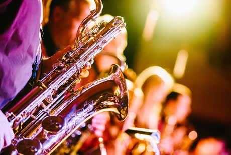 Live Partyband beim Feiern auf der Oktoberfestparty in München - Munich Oktoberfest Nightlife